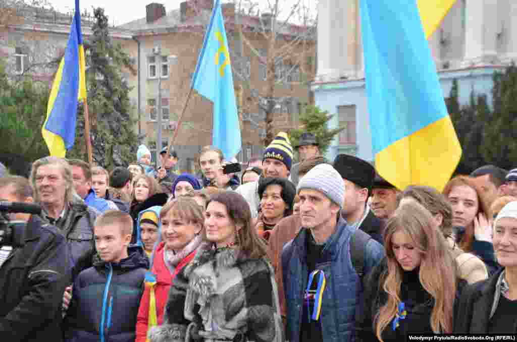 Активісти, які прийшли на мітинг, на центральній площі Сімферополя