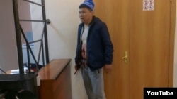 Житель города Сатпаев Жанболат Оспанов после того, как ранил себя в живот в здании суда города Жезказган. 17 мая 2017 года. Фото Андрея Цуканова. 