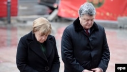Angela Merkel și Petro Poroșenko păstrează un moment de reculegere pentru victimele atentatului terorist de la tîrgul de Crăciunșa Breidscheidplatz in Berlin, 30 ianuarie 2017