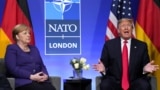 Amintiri din viitor: cancelarul german, Angela Merkel, îl ascultă pe Donald Trump la un summit NATO, în 2019. „I-am spus Angelei: Ne datorați bani!” - a rememorat recent momentul republicanul american. 