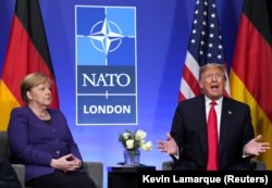 Donald Trump amerikai elnök Angela Merkel német kancellárral beszél egy, a watfordi NATO-csúcs alkalmával megtartott bilaterális találkozón, 2019. december 4-én.
