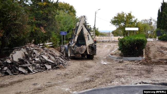 Ремонт дороги на улице Ерошенко, подрядчику осталось выполнить около трети объема работ. Октябрь 2019 года