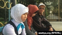 Хиджаб үшін мектепке кіргізілмеген ақтөбелік оқушылар. Көрнекі сурет