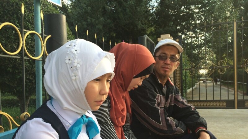 В Казахстане десятки школьниц в платках не перейдут в следующие классы