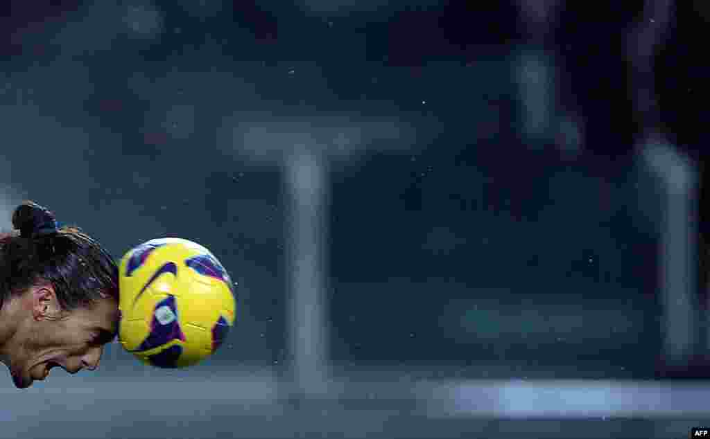 Juventus defender Martin Caceres heads the ball against Udinese during their Serie A football match in the Italian city of Turin. (AFP/Filippo Monteforte)