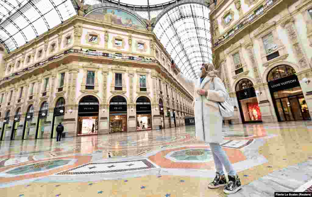 Жінка робить селфі в одному із найпопулярніших туристичних пасажів Мілану &ndash; торговельній &laquo;Галереї Віктора Еммануїла&nbsp;II&raquo;, в якій зачинили бутіки відомих брендів одягу через карантин