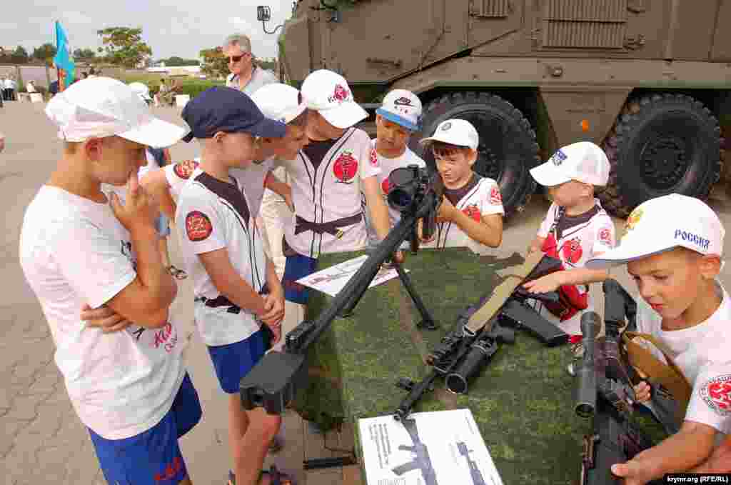 Группа мальчиков на выставке российского стрелкового оружия