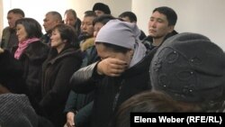 Родные осуждённых по обвинению в убийстве охотинспектора и незаконной охоте слушали приговор со слезами на глазах. Караганда, 21 февраля 2020 года.