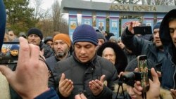 Крымские активисты встречают адвоката Эмиля Курбединова (в центре) после освобождения благодарственной молитвой. Симферополь, 11 декабря 2018 года