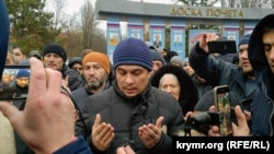 Кримські активісти зустрічають адвоката Еміля Курбедінова (в центрі) після звільнення вдячною молитвою. Сімферополь, 11 грудня 2018 року