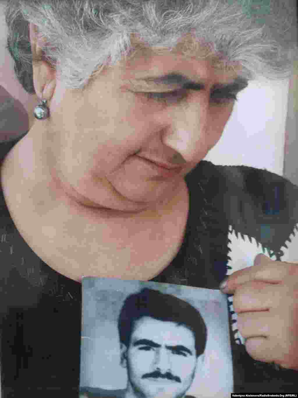 Віра Григорян, голова Союзу зниклих без вісти воїнів Нагірного Карабаху, з фотографією свого сина, що зник без вісти.