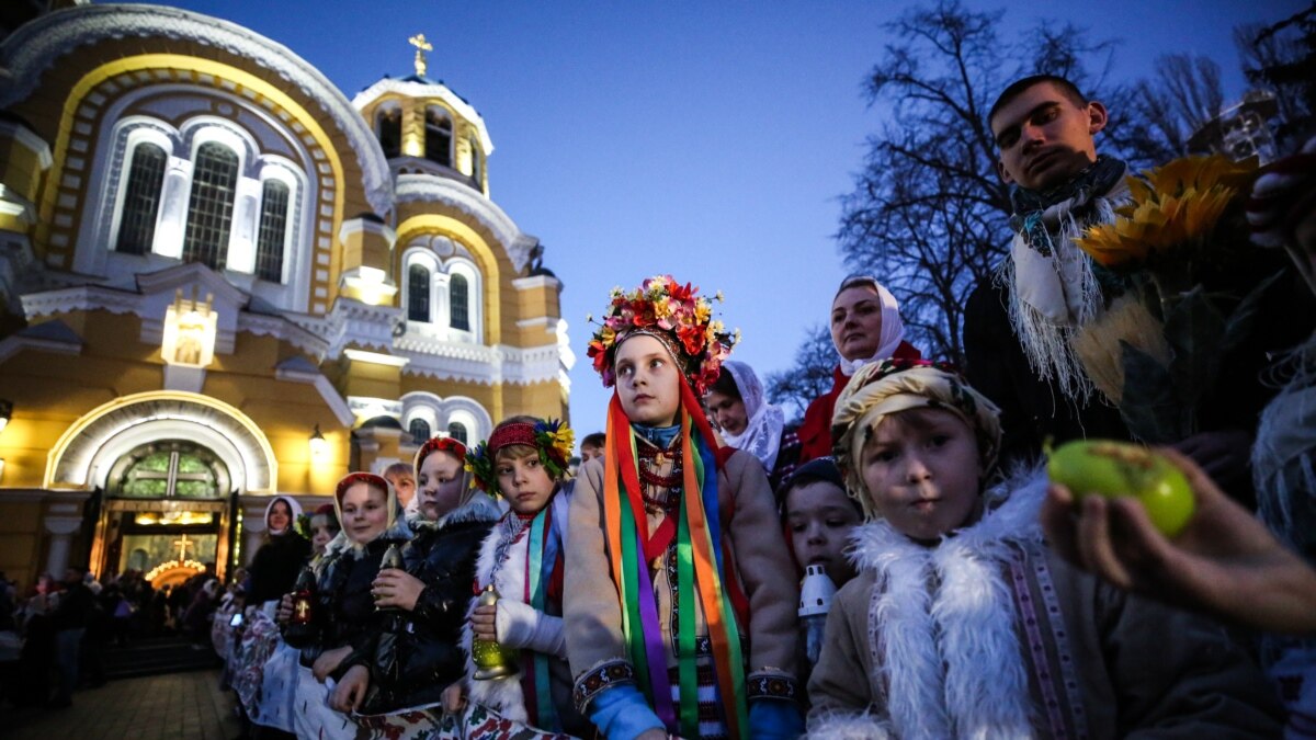 Ukrainian Christians Celebrate Easter With 'Holy Fire'