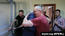 Qırımnıñ sabıq Rusiye sağlıq naziri Petr Mihalçevskiy ve advokatı Valentin Rıbin mahkemede, 2019 senesi iyülniñ 9-ı