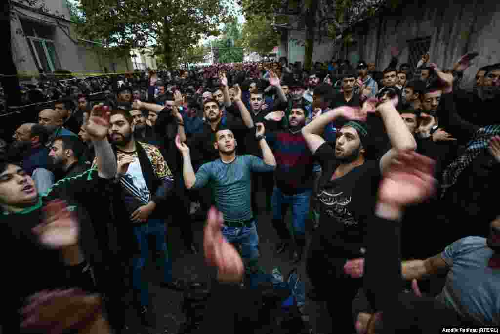 Shi'ite mourners beat their chests in a ritual to honor the Prophet Muhammad's grandson.