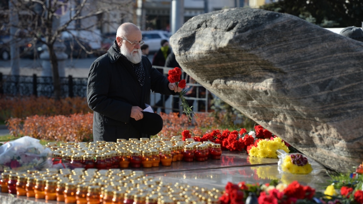 Dozens Recite Names Of Stalins Victims In Moscow Ceremony 