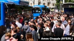 Люди на переполненных автобусных остановках в Тбилиси во время забастовки машинистов метро. 5 июня 2018 года. 