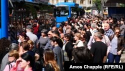 Люди на переполненных автобусных остановках в Тбилиси во время забастовки машинистов метро. 5 июня 2018 года. 