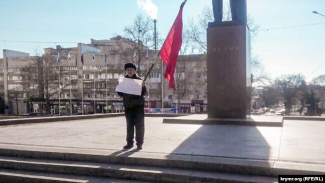 Пикет возле памятнику Ленина в Симферополе