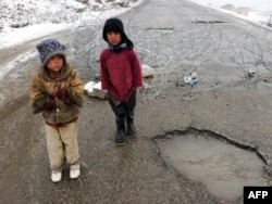 Children beg on a snow-lined street in Kabul. Malnutrition is especially rife among those under the age of 5. (file photo)