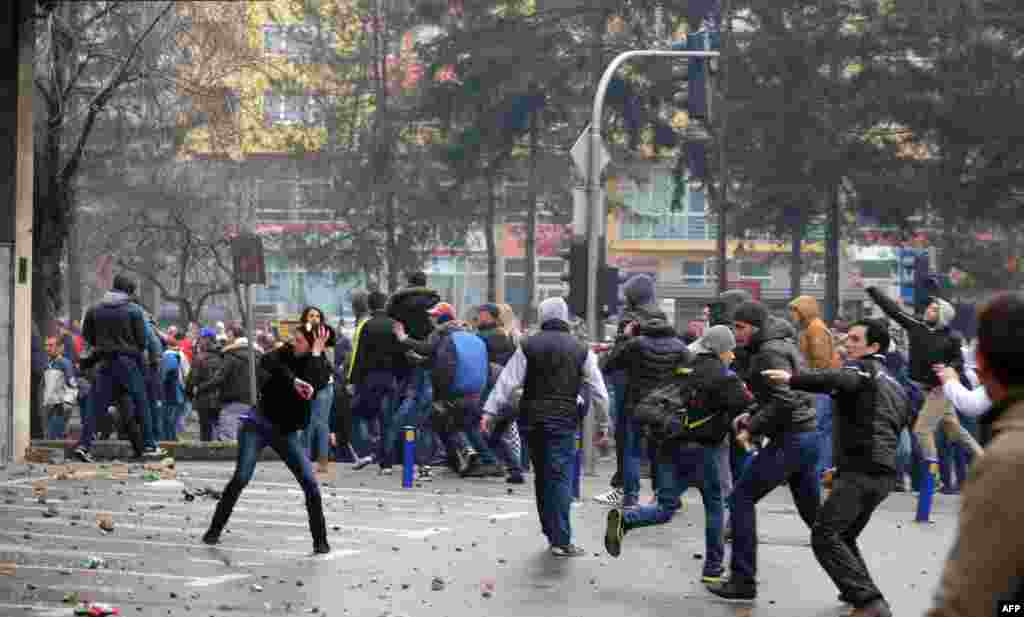 Protestuesit e zemëruar nga vështirësitë ekonomike të Bosnjës e Hercegovinës, hedhin gurë ndaj policisë para ndërtesës së qeverisjes lokale, në qytetin verior të Tuzllës.&nbsp;