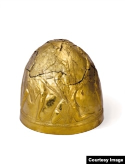 Золотой шлем, украшенный сценами сражения и сценой снятия скальпа с убитого (скифская традиция)