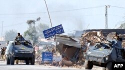 Pakistani soldiers patrol near Afghan border