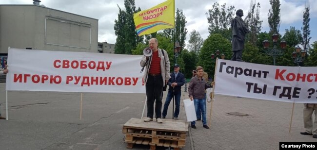 Михаил Чесалин на митинге в поддержку Рудникова