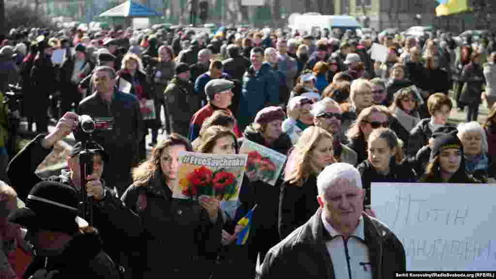 Представники посольства довго не виходили до людей, проте ніхто не розходився, і вони були вимушені це зробити