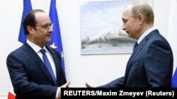 Франсуа Олланд (с) һәм Владимир Путин (у) "Внуково 2" һава аланында очраша