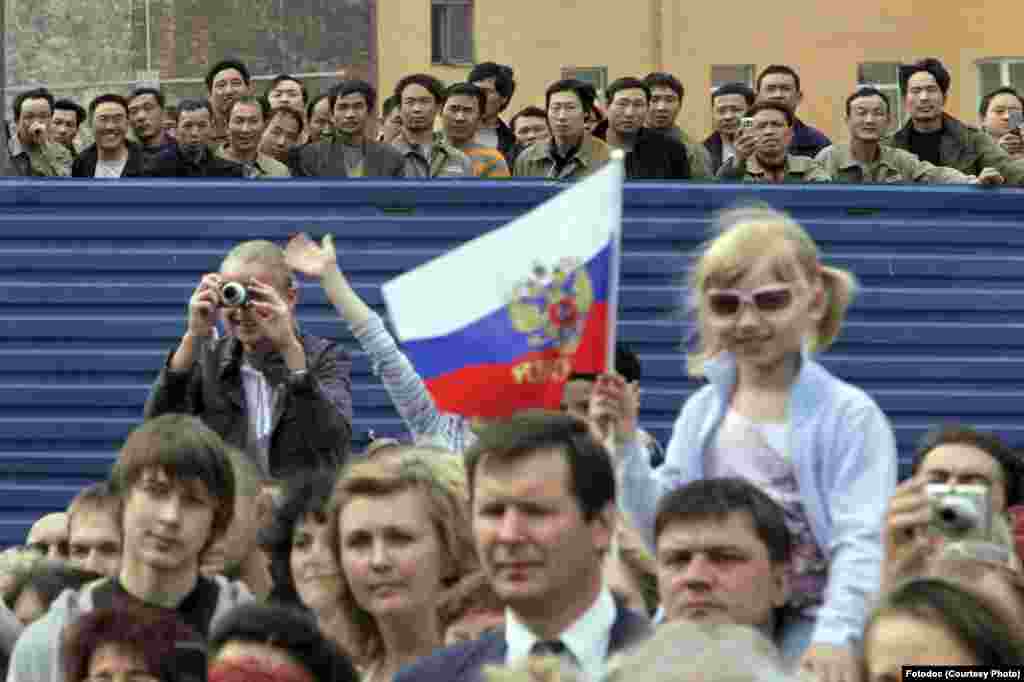 Spectators before the Victory Day parade on Nevsky Prospect. St. Petersburg, 2009. Photo Aleksander Petrosyan