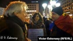 Doru Mihiț (stg) discutînd cu alți demonstranți la Frankfurt