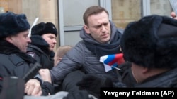 Russian opposition leader Aleksei Navalny (center) is detained by police in Moscow on January 28.