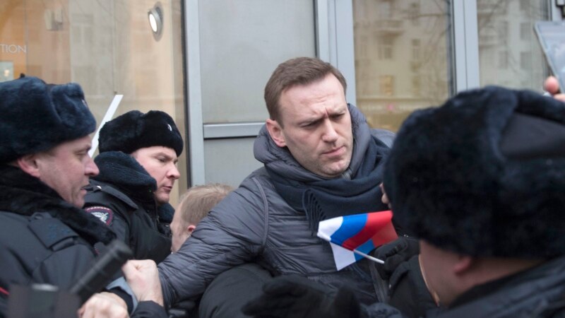 Orsýetli oppozisiýa lideri Nawalnyý ýene polisiýa tarapynda saklanandygyny aýdýar