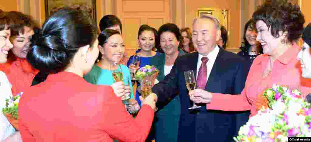 Qazaxıstan prezidenti Nursultan Nazarbayev&nbsp;Beynəlxalq Qadınlar G&uuml;n&uuml; m&uuml;nasibətiylə qadınları təbrik edərkən