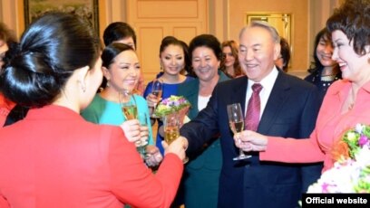 Жас қыздың атасымен түскен порносы