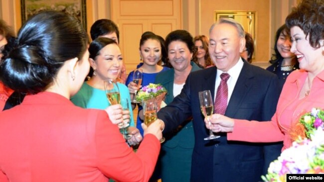 Prezıdent Nursultan Nazarbaev Halyqaralyq áıelder kúnine oraı ótkizilgen kezdesýge kelgen adamdarmen sóılesip tur. Astana. 7 naýryz, 2013 jyl.