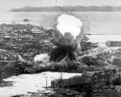 Склад за провизии е взривен след американски въздушен удар в Уънсан, Северна Корея.