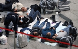 Трудовые мигранты в ожидании рейса в московском аэропорту Внуково.