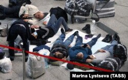 Трудовые мигранты в ожидании рейса в московском аэропорту Внуково.
