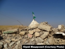 Руины храма, взорванного боевиками "Исламского государства" близ иракского Мосула