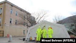 Šatori za trijažu ispred Kantonalne klinike u Mostaru