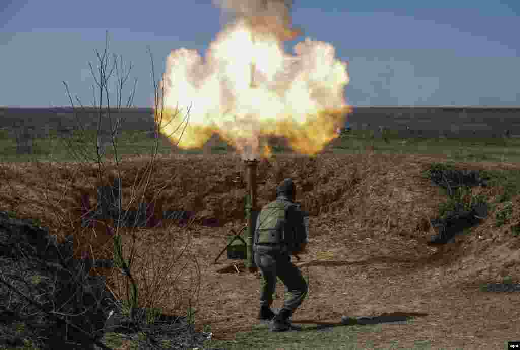 A recently mobilized Ukrainian paratrooper fires a mortar during a training session on a shooting range near the village of Perlyavka, near Zhytomyr, on April 9. (epa/Roman Pilpey)