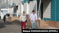 Люди на территории Казахского НИИ онкологии и радиологии в Алматы. Иллюстративное фото.