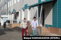 Люди проходят у здания института онкологии и радиологи в Алматы.