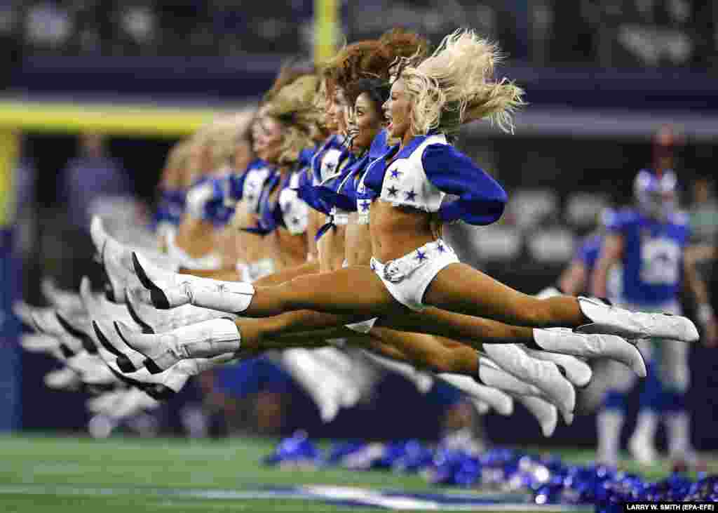 Техастағы Арлингтон стадионында Далластық ковбой қыздар (Dallas Cowboys cheerleaders) Нью-Йорк Джайентес (New York Giants) командасымен жарысып жатыр.