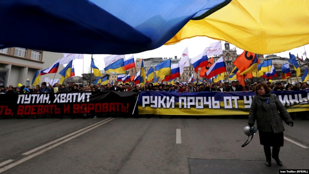 Steaguri ucrainene și rusești au fost arborate la un protest de la Moscova împotriva preluării Crimeei de către Rusia pe 15 martie 2014.