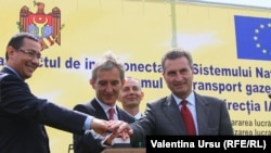 La inaugurarea conductei cu Günther Oettinger, comisarul european pentru energie și premierul român Victor Ponta