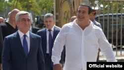 Президент Армении Серж Саргсян (слева) и председатель Национального олимпийского комитета Армении Гагик Царукян посещают строящийся олимпийский городок, Ереван, 11 сентября 2015 г. 