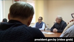 Юры Васкрасенскі сядзіць побач з Лукашэнкам падчас сустрэчы з палітвязьнямі ў СІЗА КДБ, 10 кастрычніка 2020