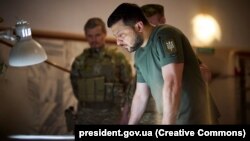 Volodimir Zelenszkij ukrán elnök, a Dnyipropetrovszki régióban nézte meg az előretolt katonai állást 2022. július 8-án